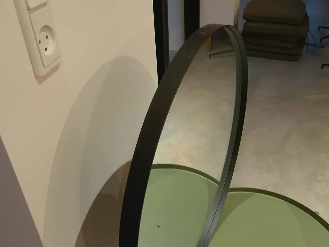 Billede 1 - Rundt spejl med ramme i sort metal. D 60 cm