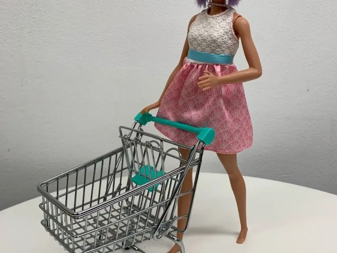 Billede 1 - Barbie med indkøbsvogn
