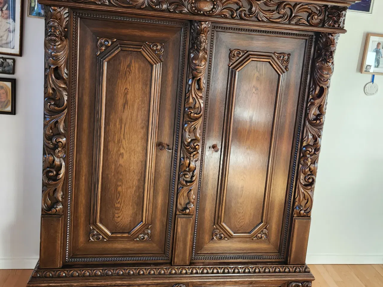 Billede 9 - Komplet spisestue i mørkbejdset eg.