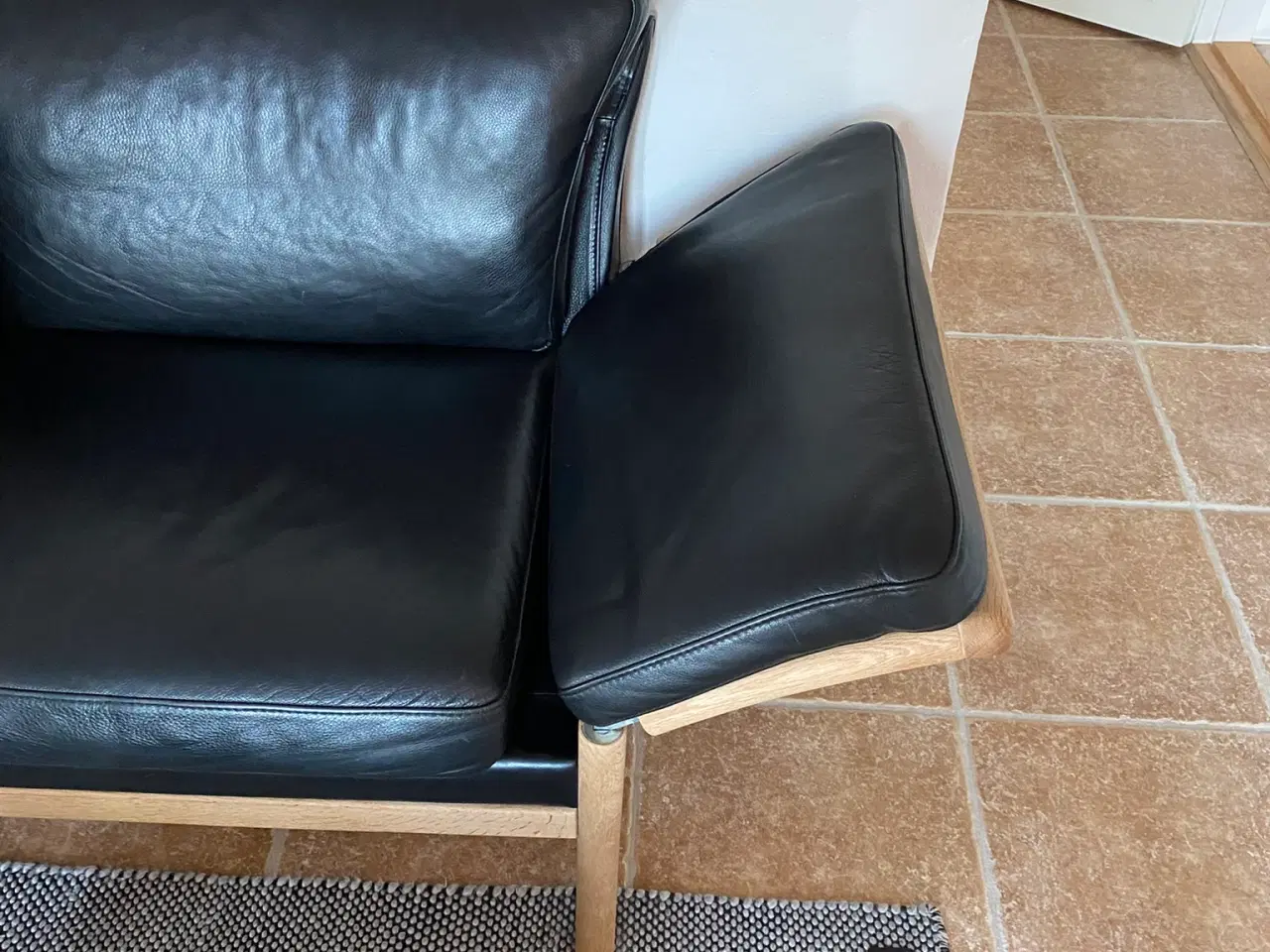 Billede 4 - Sofa Layzit - 2 1/2 pers. - sort læder - stel i eg