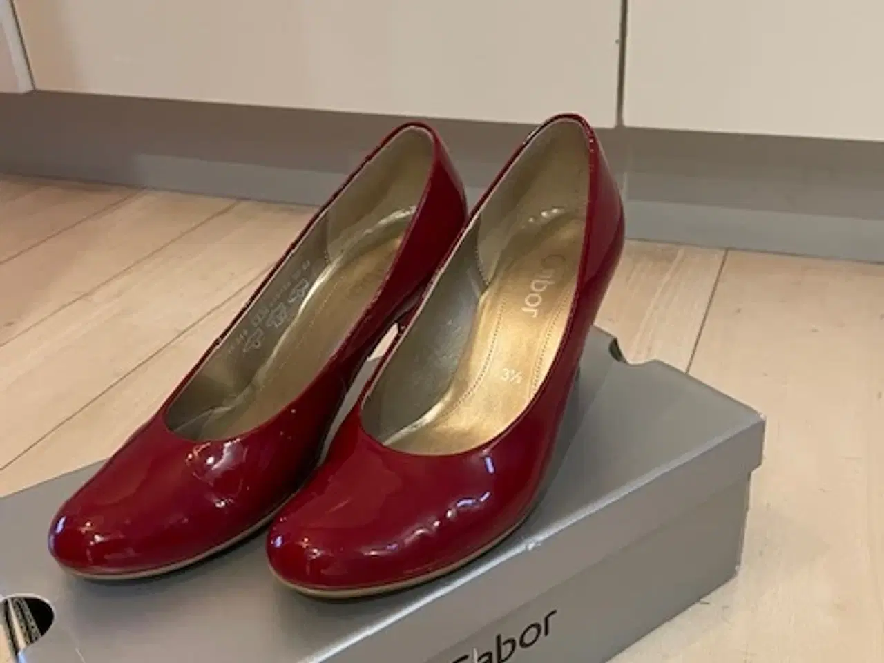 Billede 1 - Gabor sko med lille hæl i rød