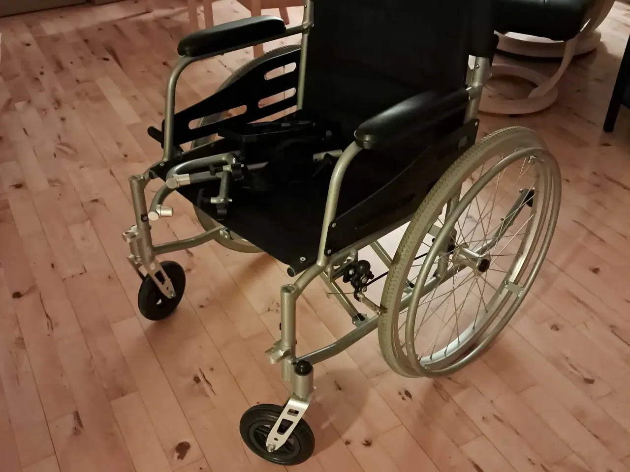 Billede 1 - Kørestol som ny .