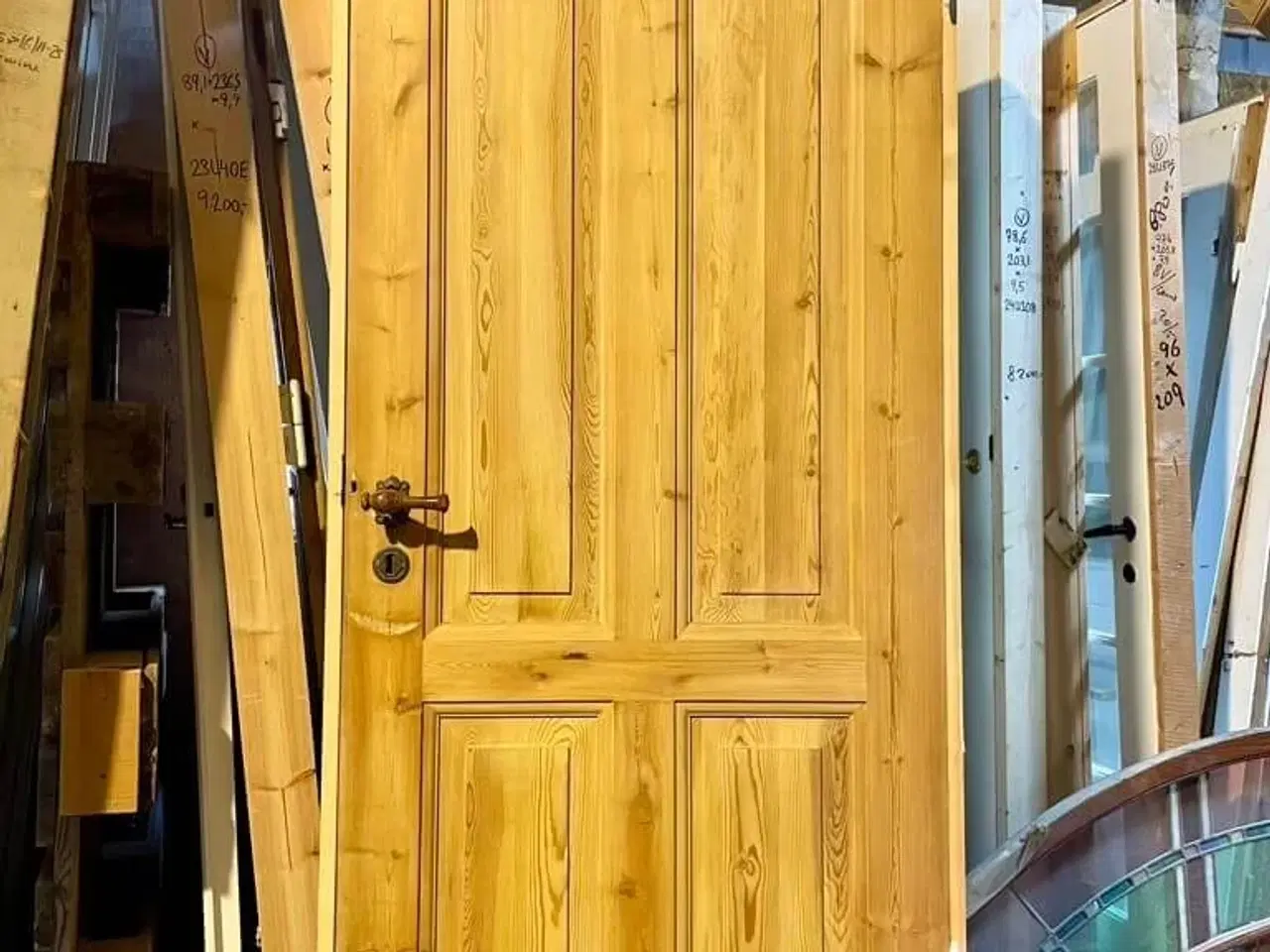 Billede 1 - Højrehængt, afsyret Dannebrogsdør m. karm