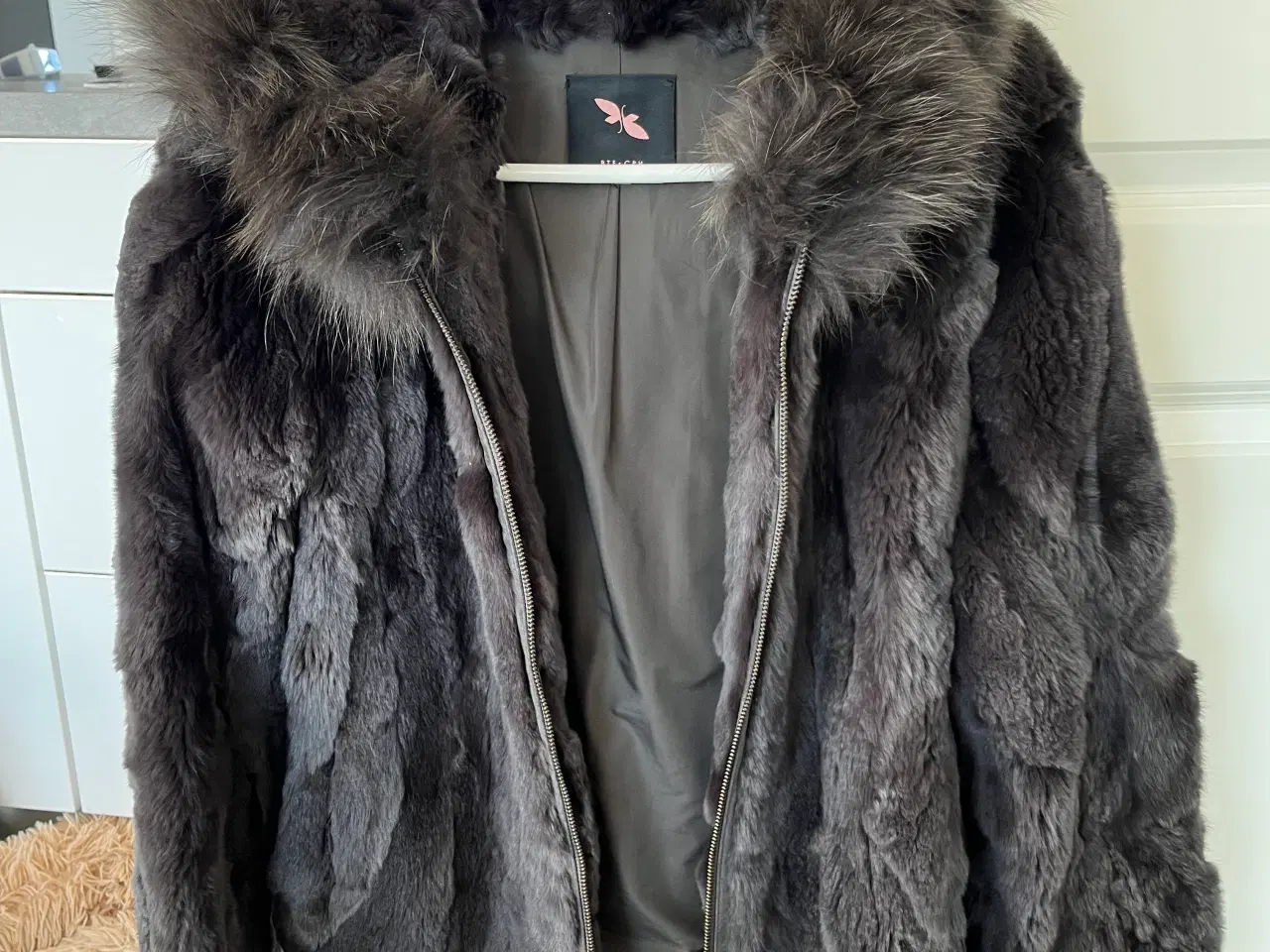 Billede 1 - Grå pelsjakke i kaninpels med stor pelskrave