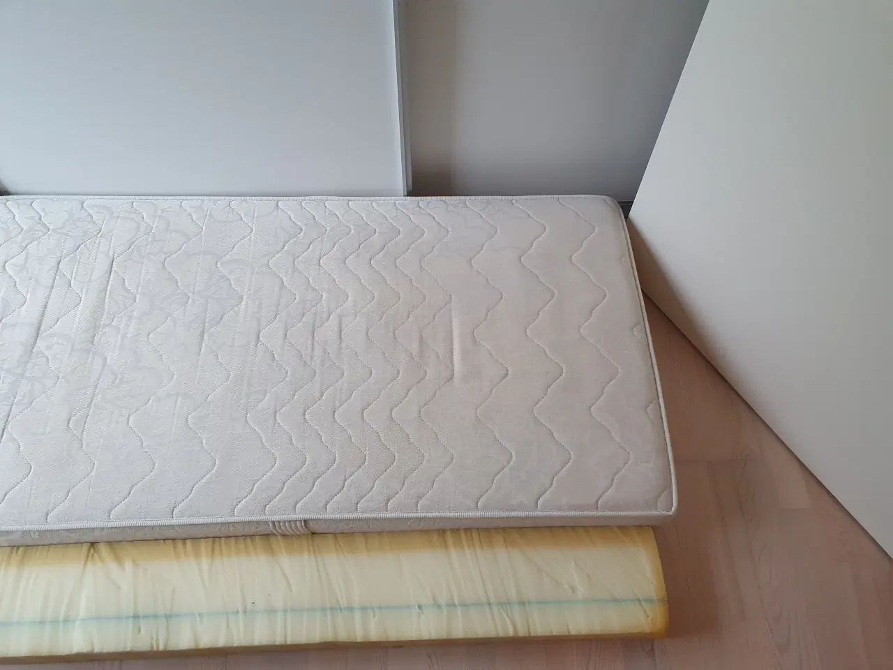 Billede 2 - Se her! Bortgives - Jysk (Larsen Lux) springmadras