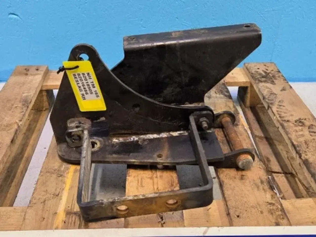 Billede 9 - New Holland TM165 Beslag R.  82018505