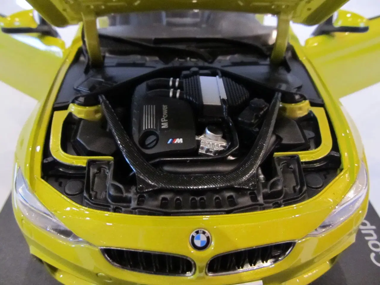 Billede 5 - 2014 BMW M4 Coupé F82 1:18  Farve: Austin Yellow 
