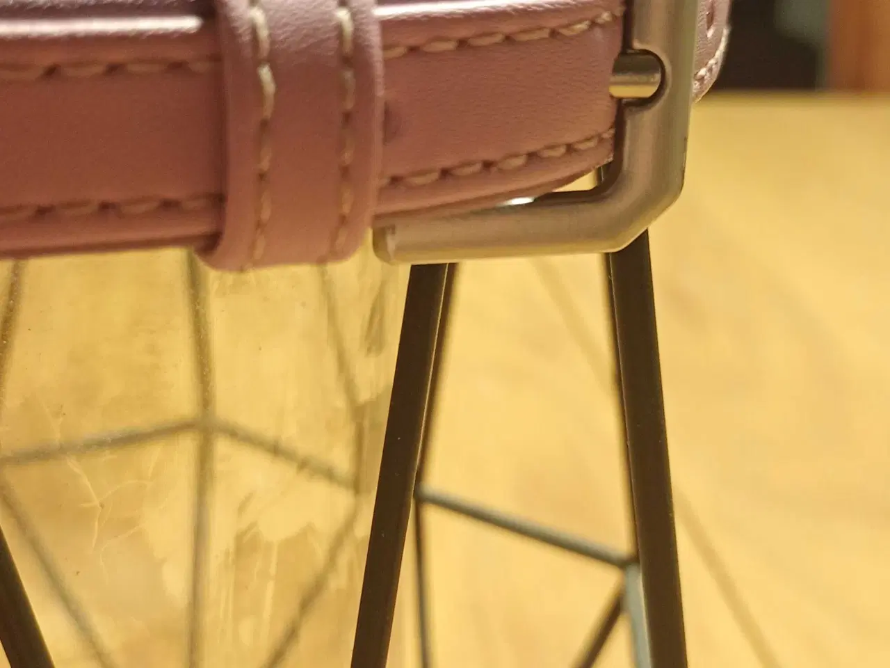 Billede 4 - lyserød halsbånd str L sælges