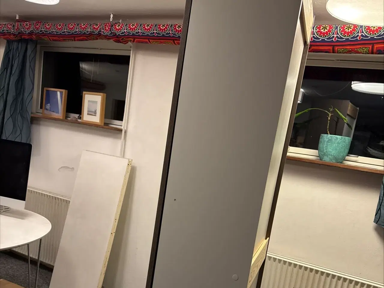 Billede 2 - Aubo skab i valnødsfolie med hylder. Nyt.