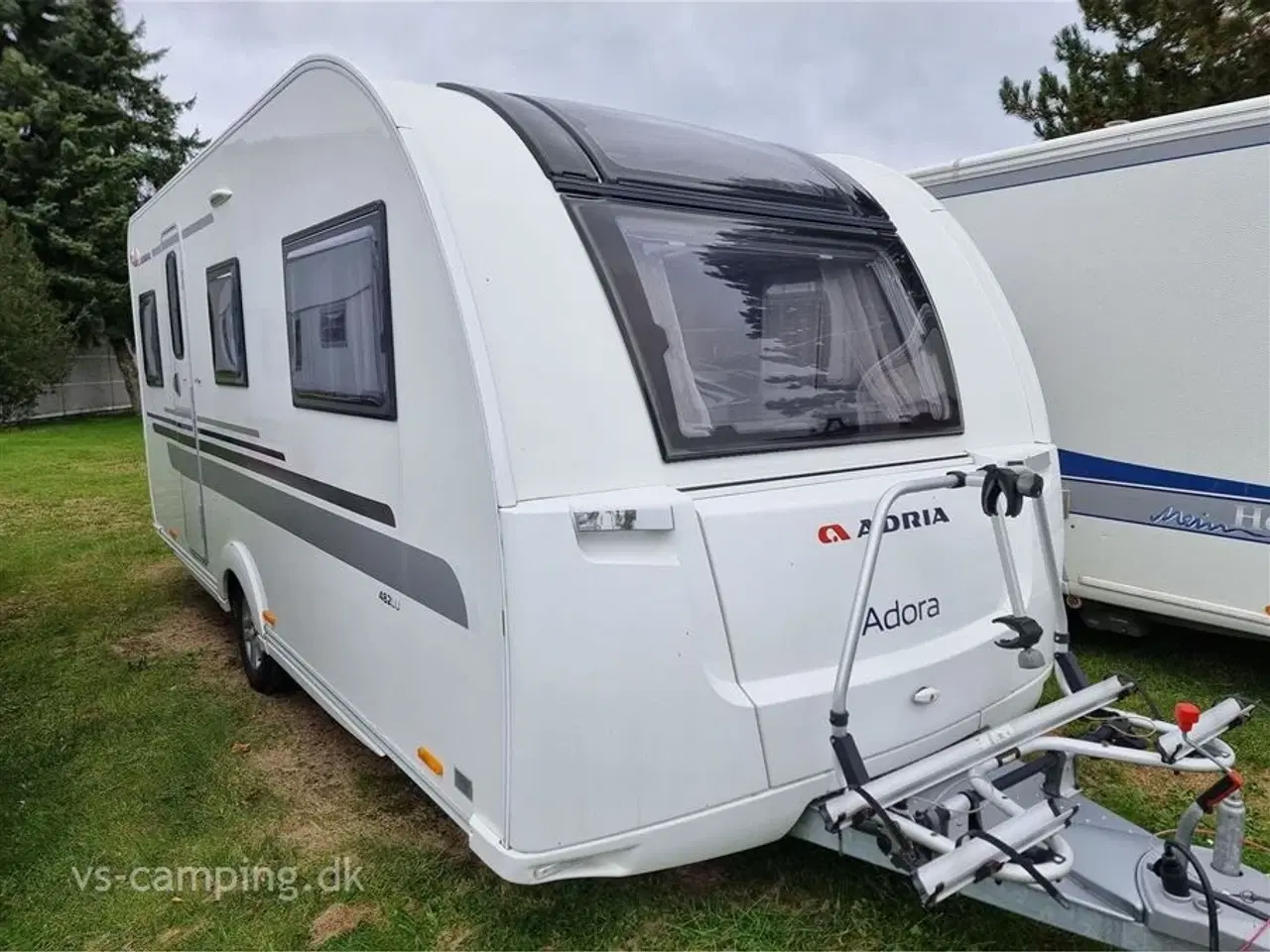 Billede 1 - 2015 - Adria Adora 482 LU   ATTRAKTIV CAMPINGVOGN MED ENKELTSENGE MED LAMELUDTRÆK &amp; RUNDSIDDEGRUPPE
