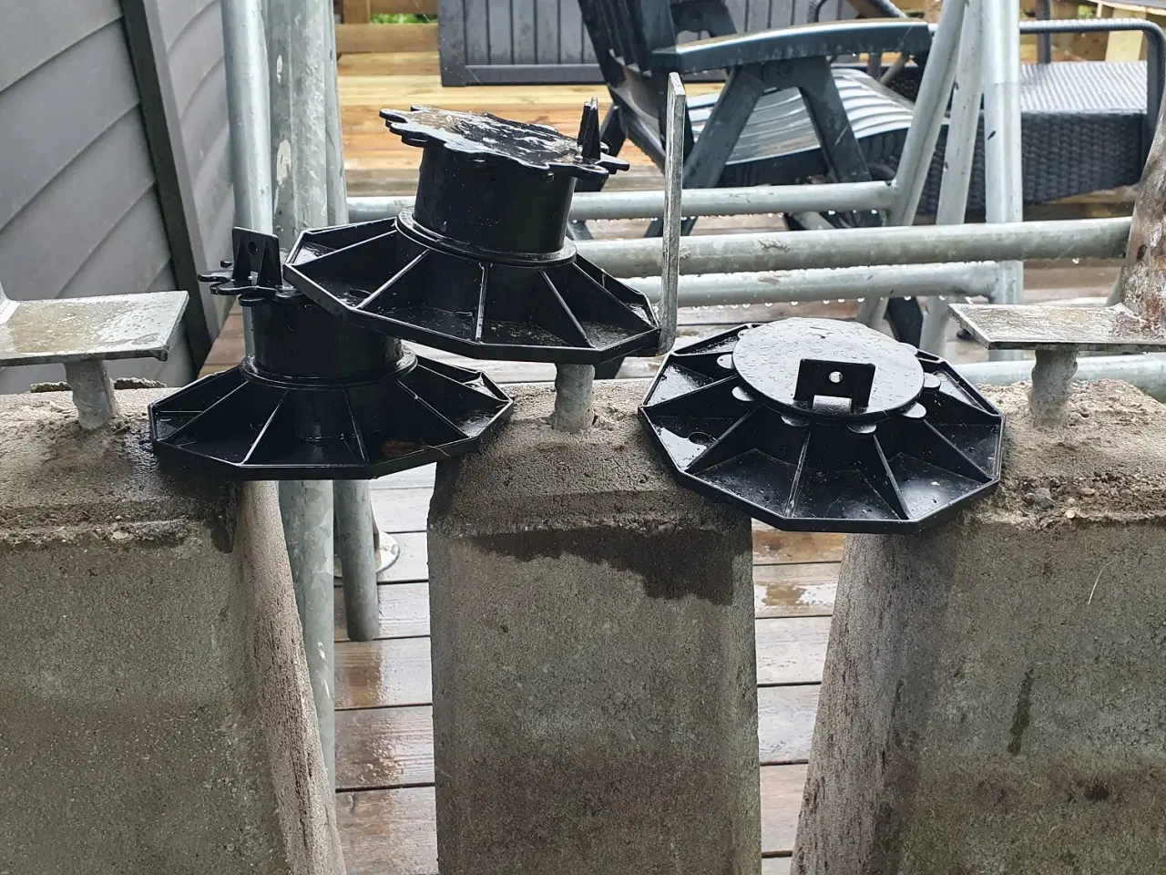 Billede 2 - 3 x Stolpesko beton + 3 x terrasseopklodser