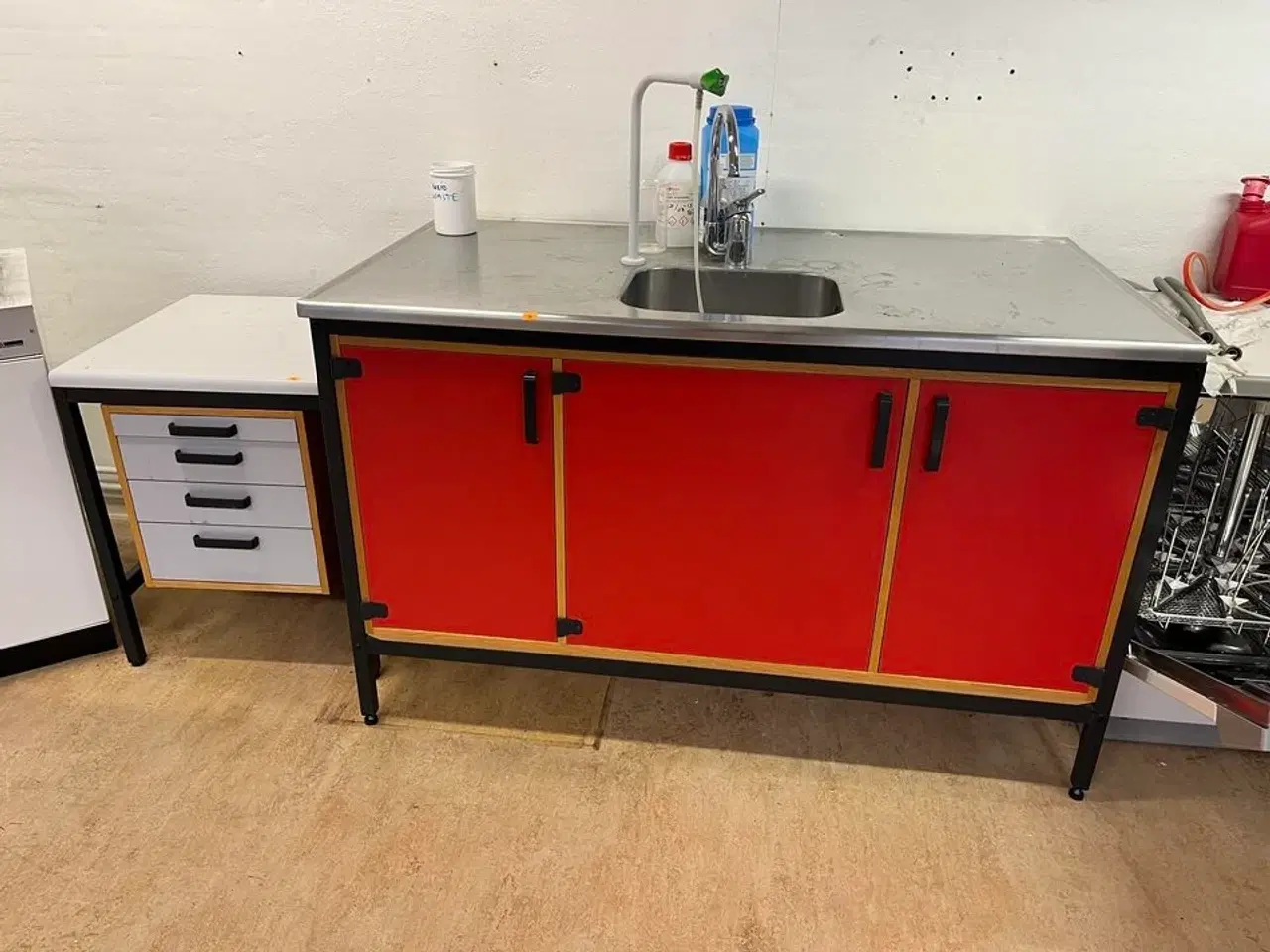 Billede 1 - Skab med vask og varmevands beholder og stålplade, samt afsætnings bord