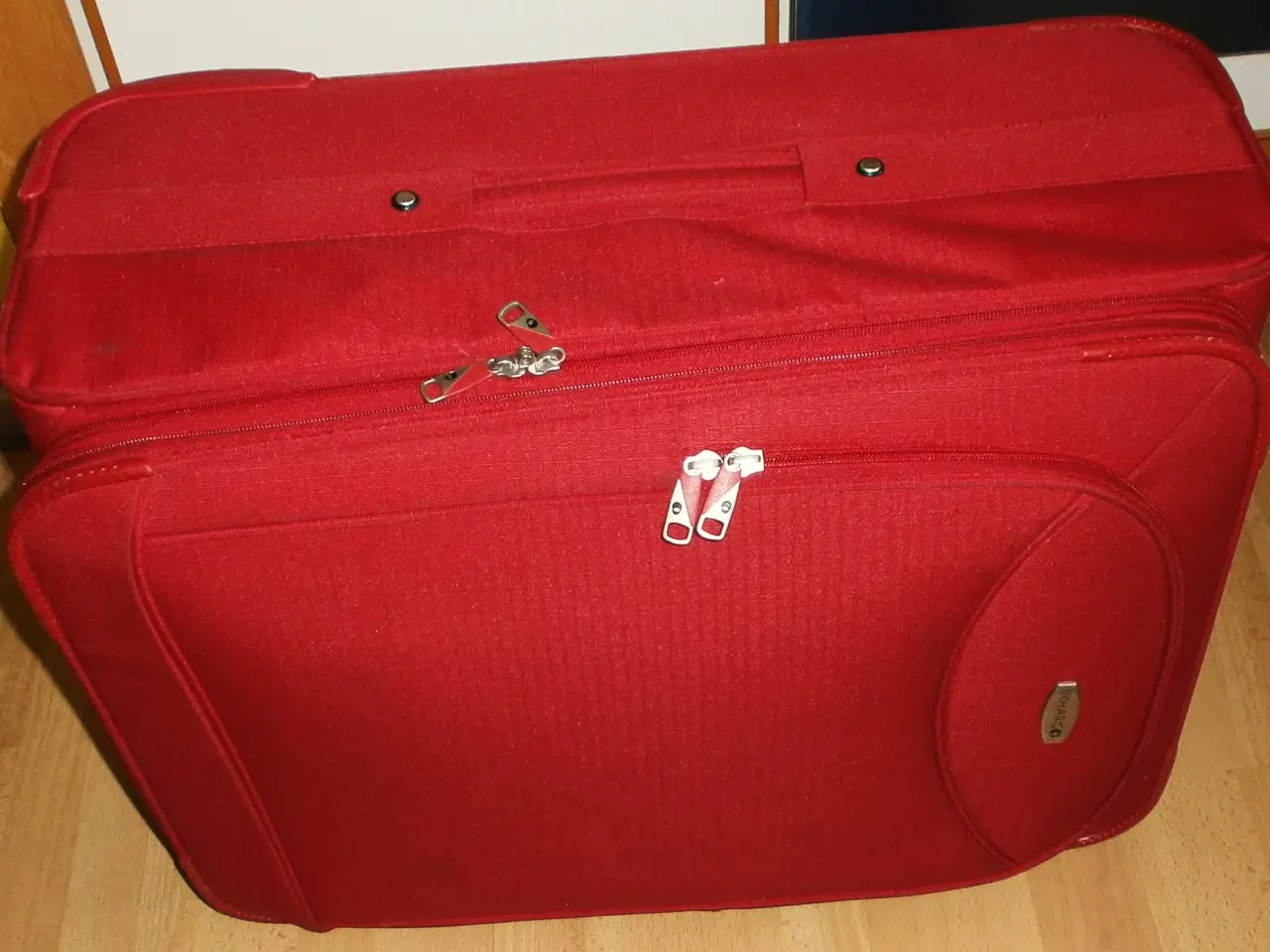 Billede 1 - Ny Rød Kuffert Sælges