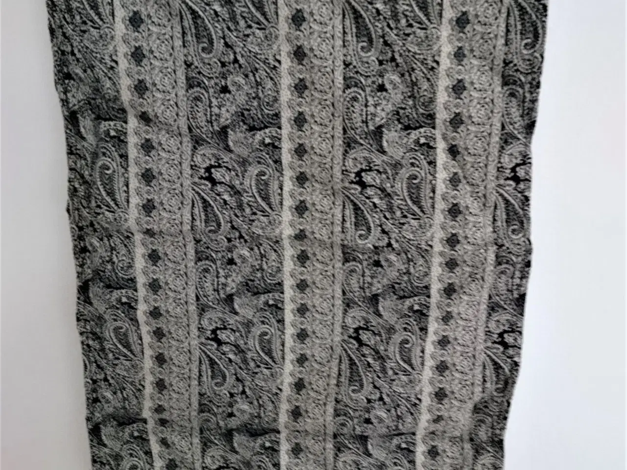 Billede 1 - Tørklæde - Sort med beige, 24 x 107 cm.