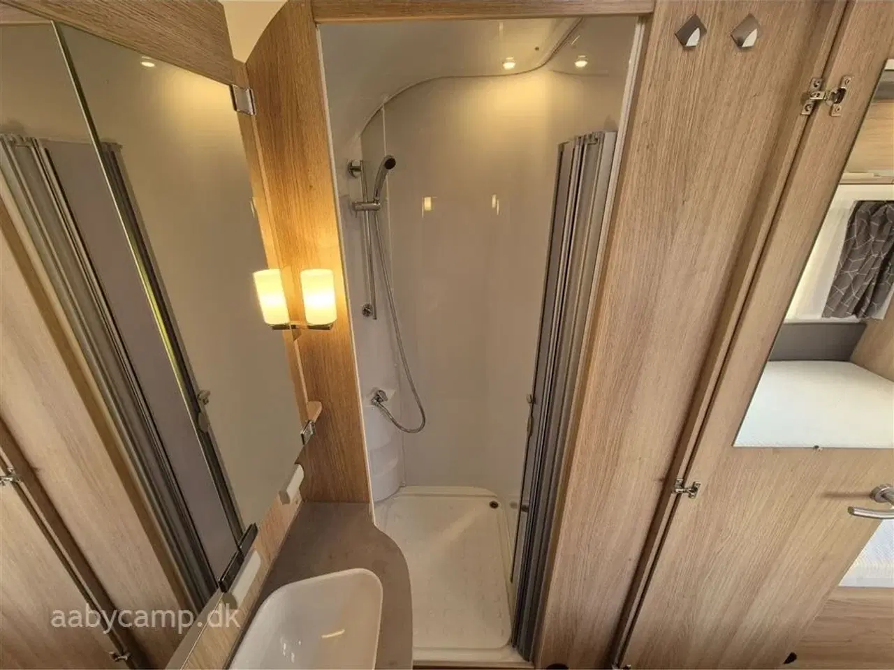 Billede 20 - 2018 - Knaus Sky TI 700 MEB Automatgear. Solceller. Batteri. cykelstativ. Elektrisk indgangstrin. Elektrisk Markise. Anhængertræk. KUN 35,700 KM!!!