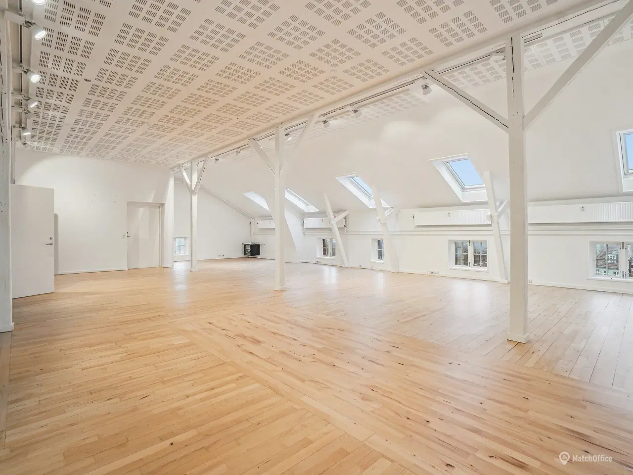 Billede 4 - Lyst og højloftet kontormiljø i tidligere fabriksbygning på Østerbro