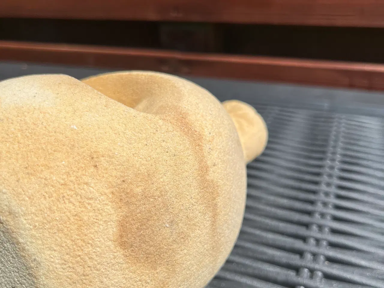 Billede 4 - Sandstens figur af siddende kvinde