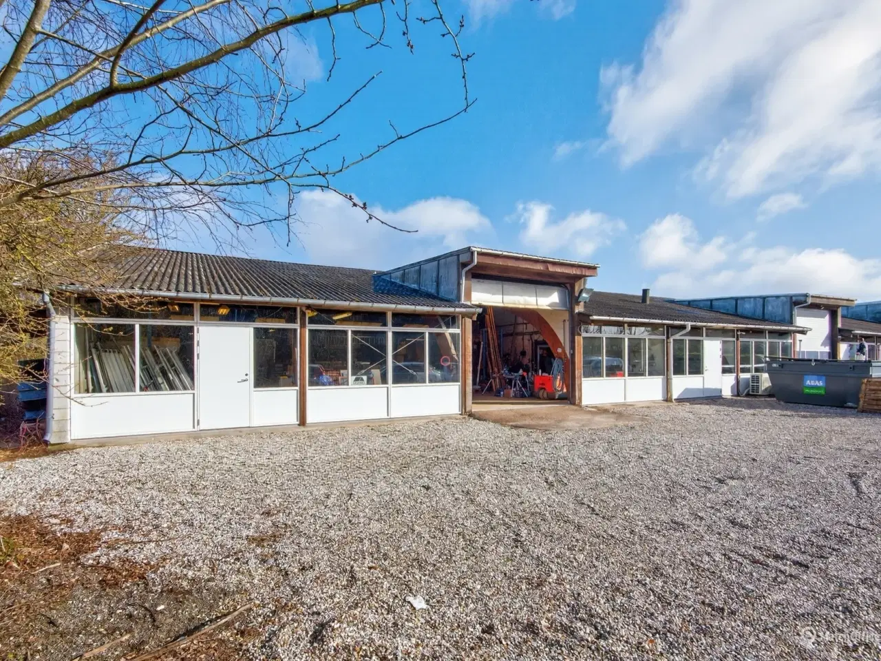 Billede 1 - Funktionelt og isoleret erhvervslejemål med stort udeareal