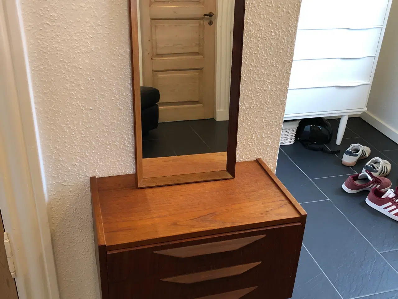 Billede 2 - Lille kommode og tilhørende spejl i teak træ