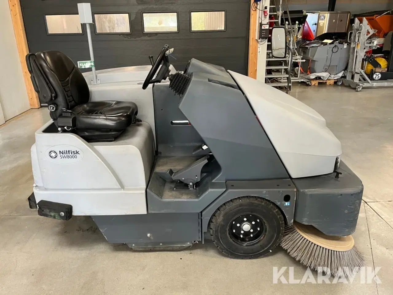 Billede 7 - Fejemaskine Nilfisk SW8000 med ekstra dele børster/filter