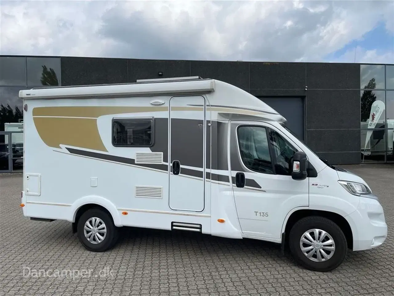 Billede 3 - 2018 - Carado T 135   Pæn og velholdt camper. Fransk seng, solceller.
