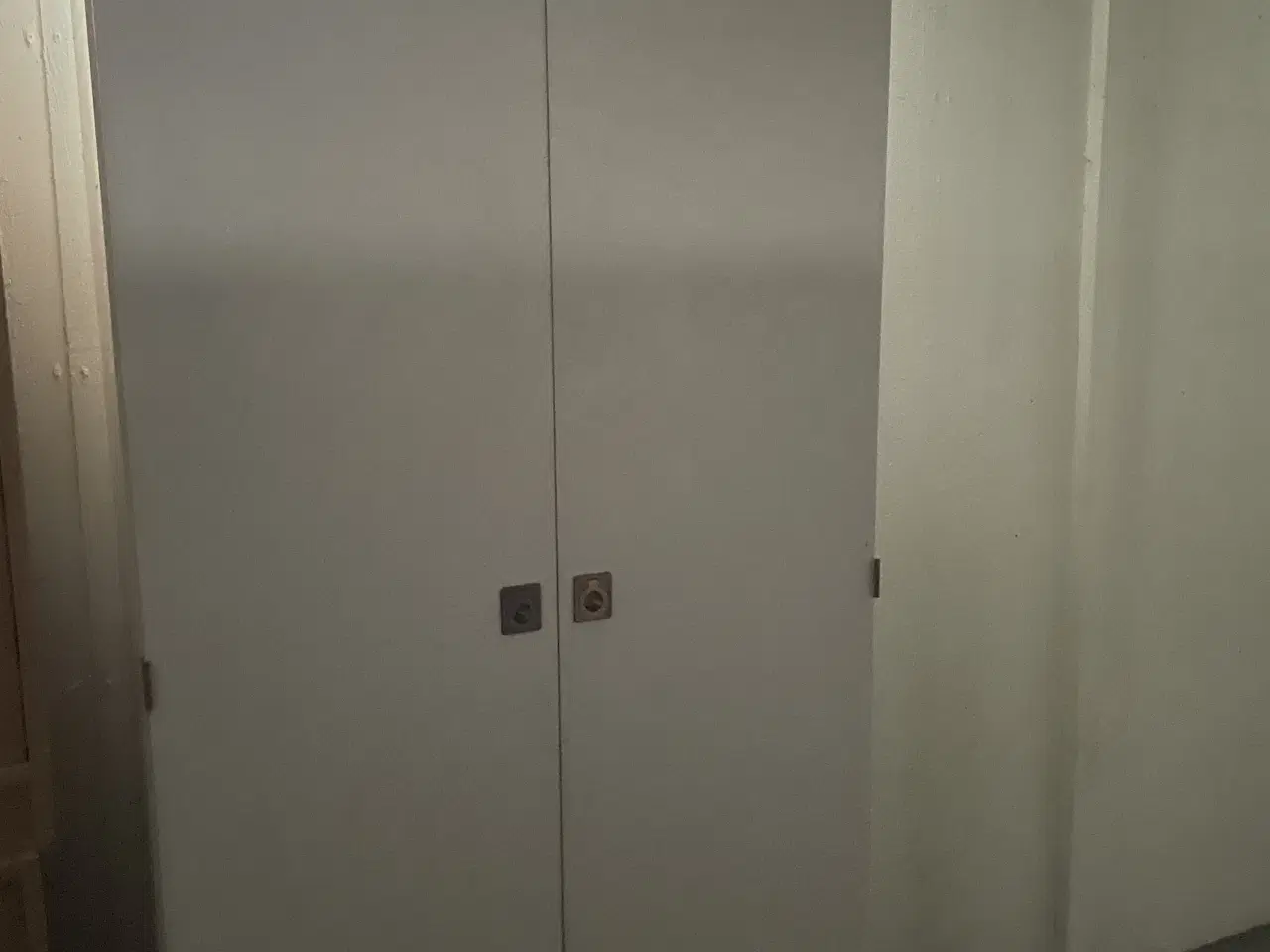 Billede 1 - Højt hvidt skab 