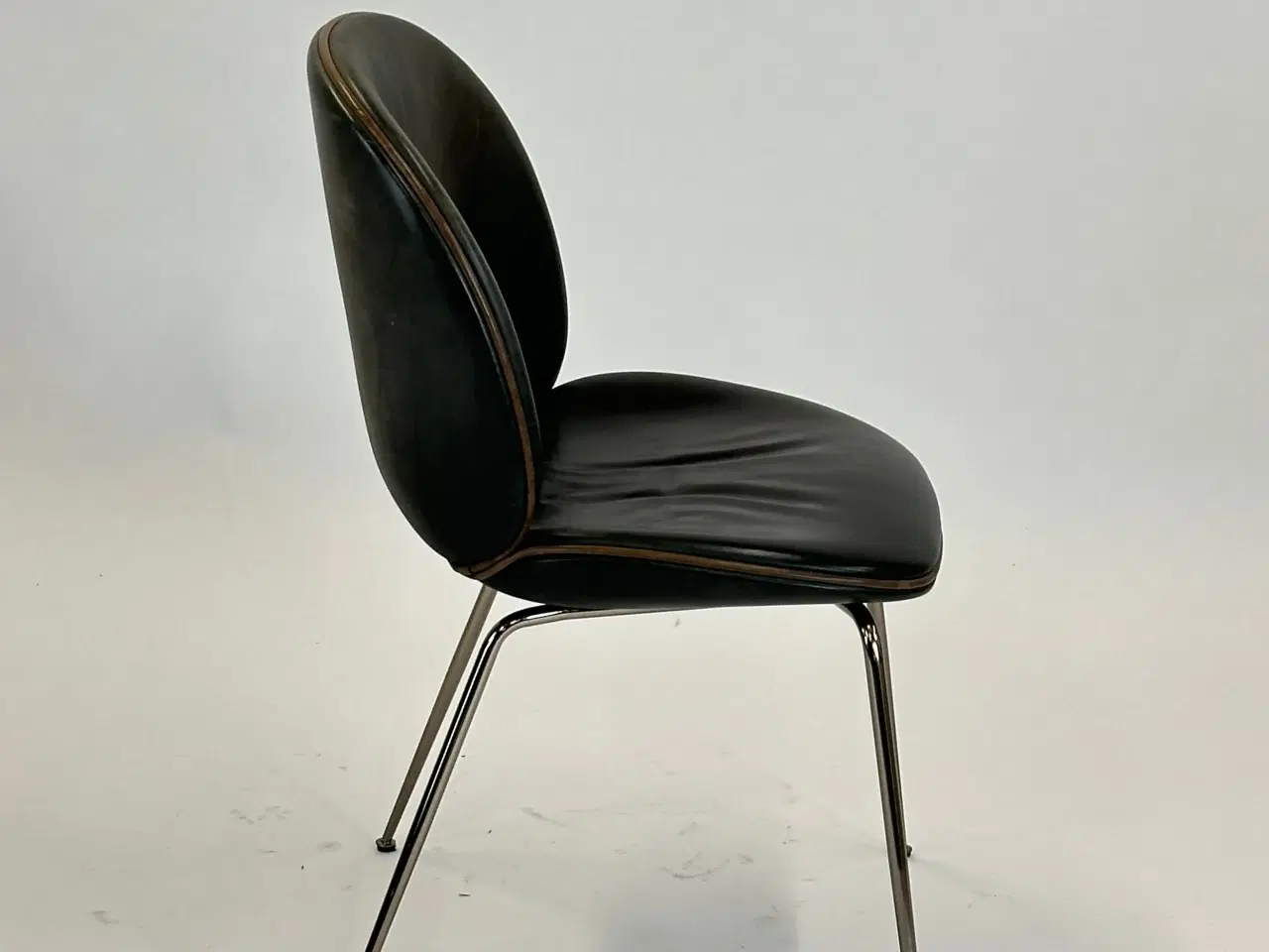 Billede 6 - GUBI | Beetle Chair (Grå m. brun kant)