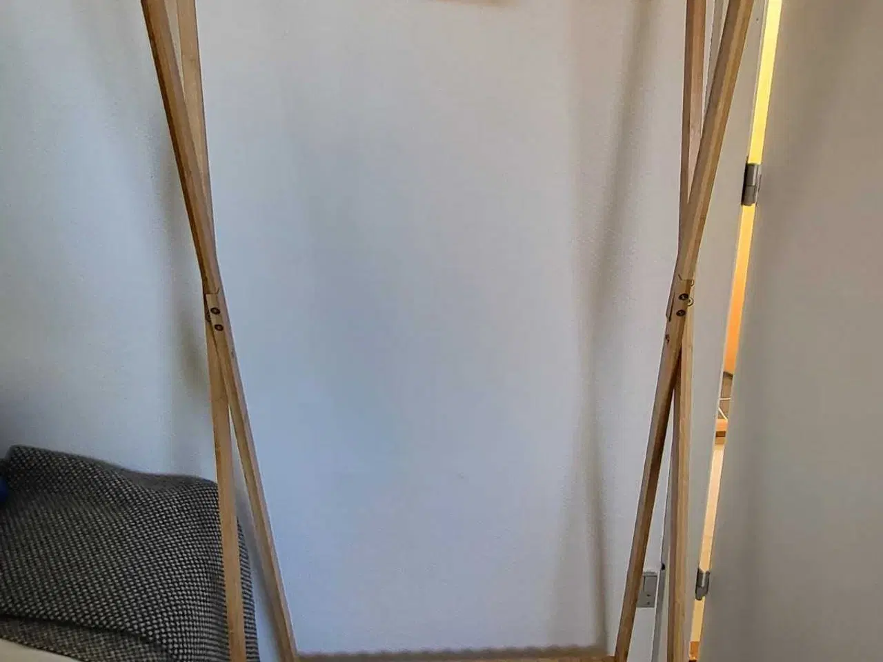 Billede 2 - Tøjstativ - fritstående - i træ