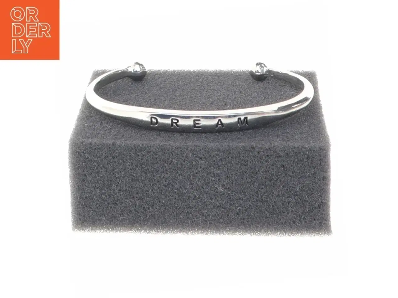 Billede 2 - Sølvfarvet armbånd med indgravering (str. 6,5 cm)