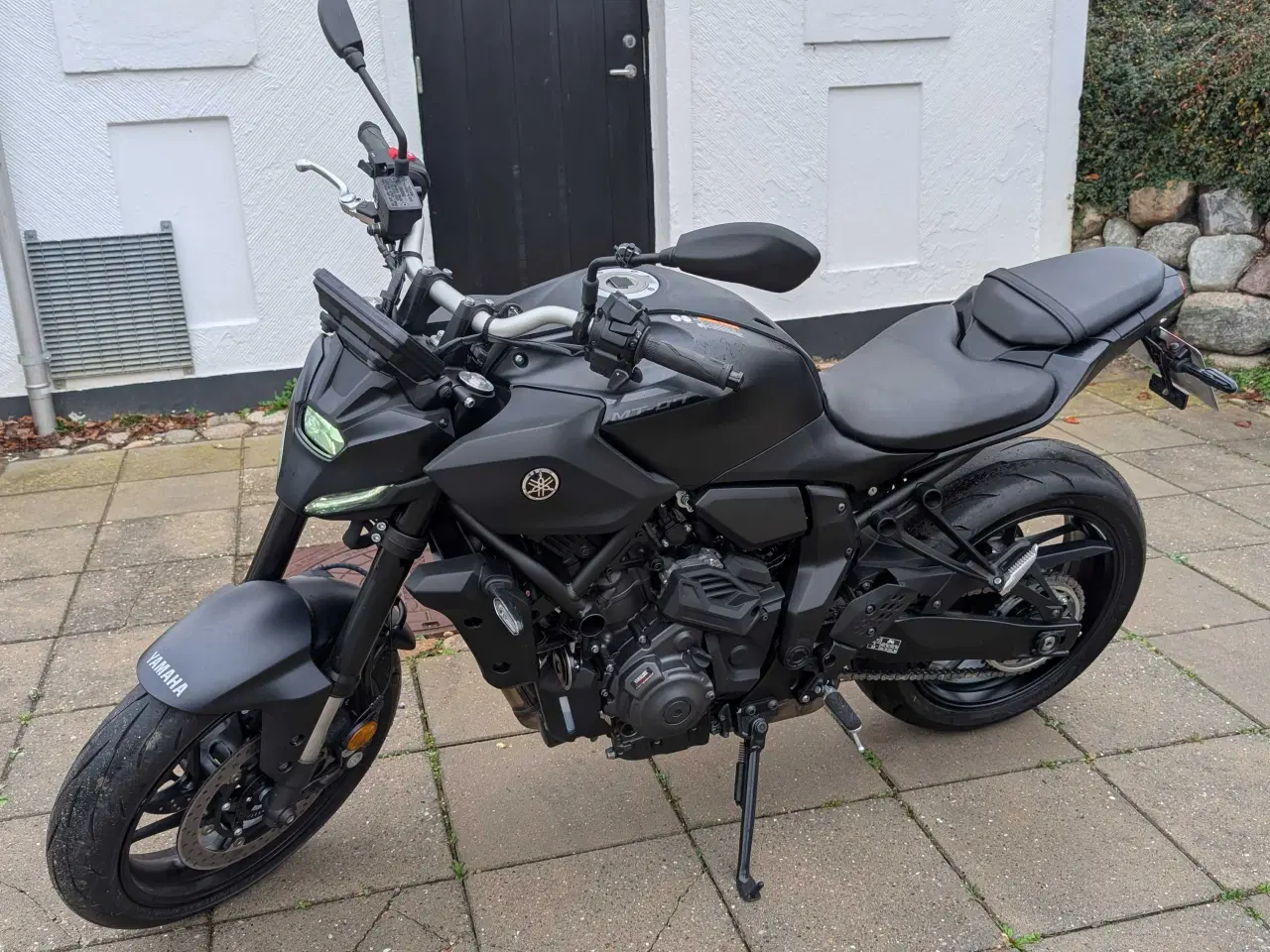 Billede 2 - Næsten ny 2025 Yamaha MT-07 Y-AMT – Sort – Kun 880