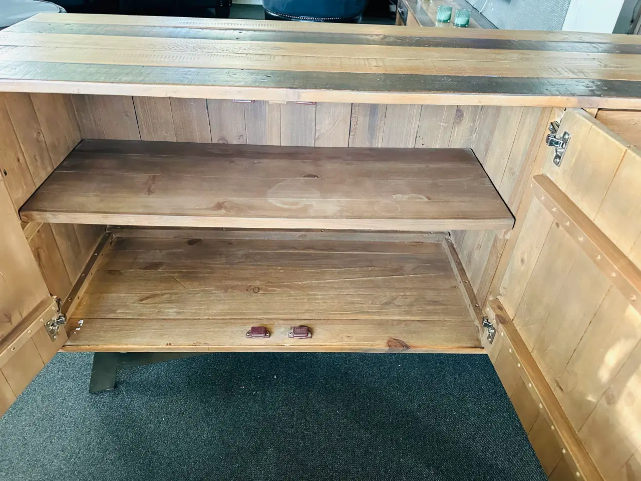 Billede 2 - Skænk med 4 skuffer og skab med god plads