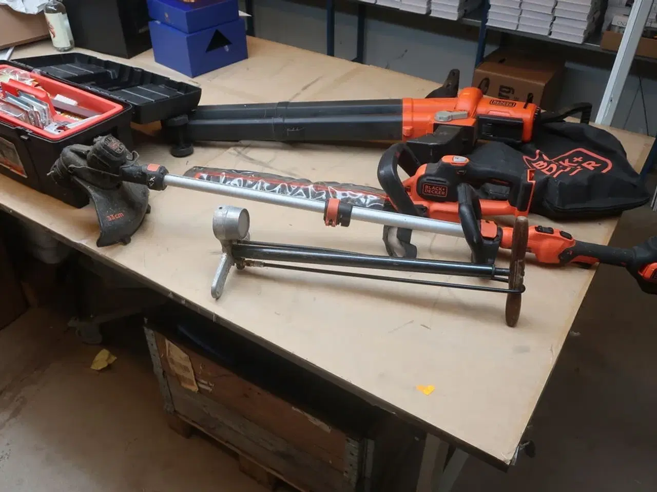 Billede 1 - 3 stk. havemaskiner BLACK & DECKER, pumpe og værktøjskasse