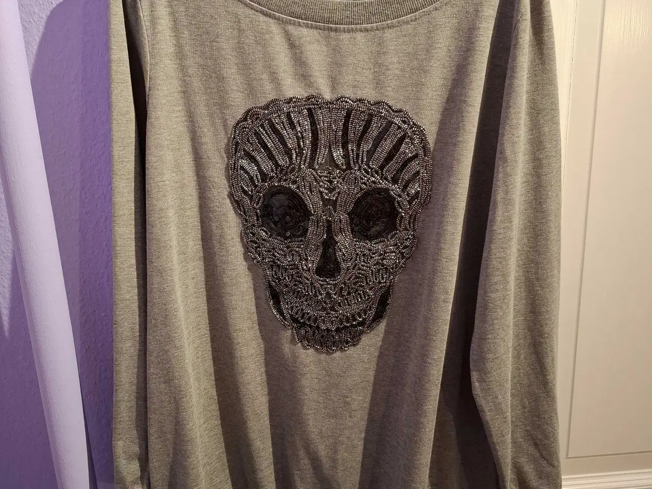 Billede 1 - Grå bluse fra Zizzi med dødningehoved 