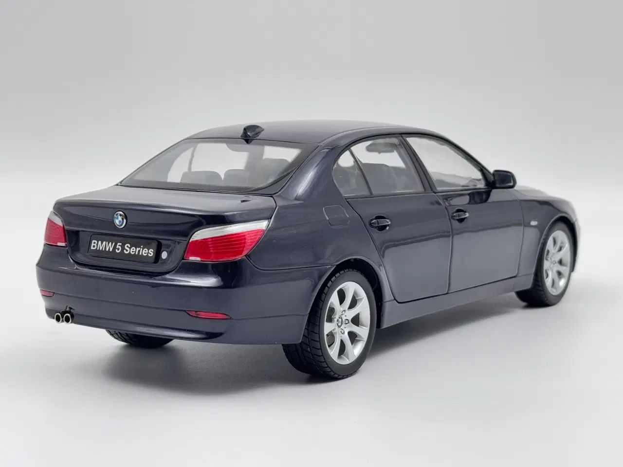 Billede 5 - 2003 BMW 545i V8 Sedan E60 - KYOSHO - 1:18