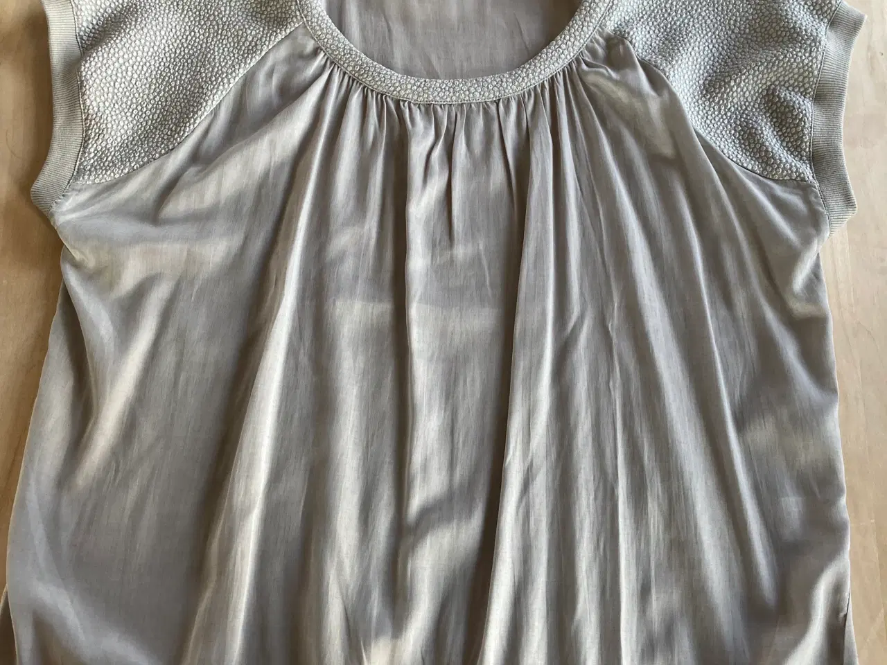 Billede 1 - Grå kortærmet bluse fra House of Soul, str 42