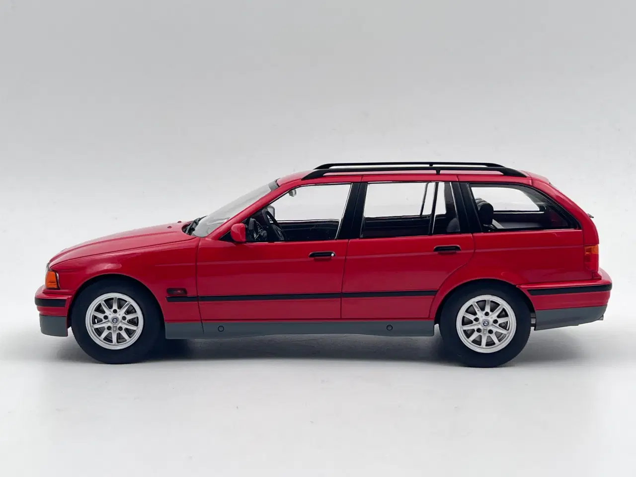 Billede 2 - 1995 BMW 320i Touring E36 1:18  Flot og detaljeret