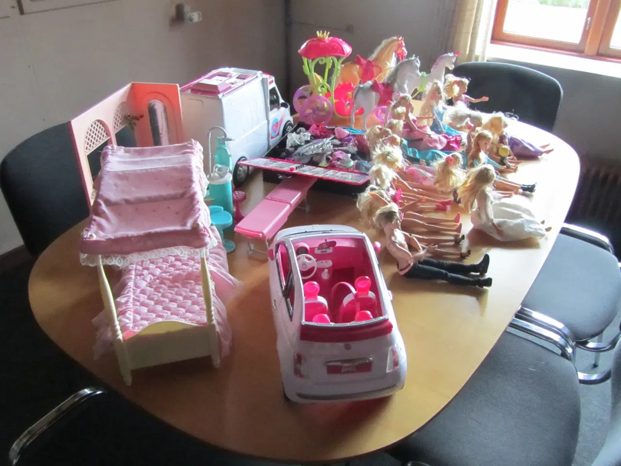 Billede 3 - Barbie biler, dukker og heste samt mange ting.