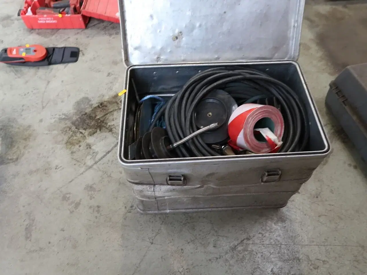 Billede 1 - Kasse med div. Værktøj