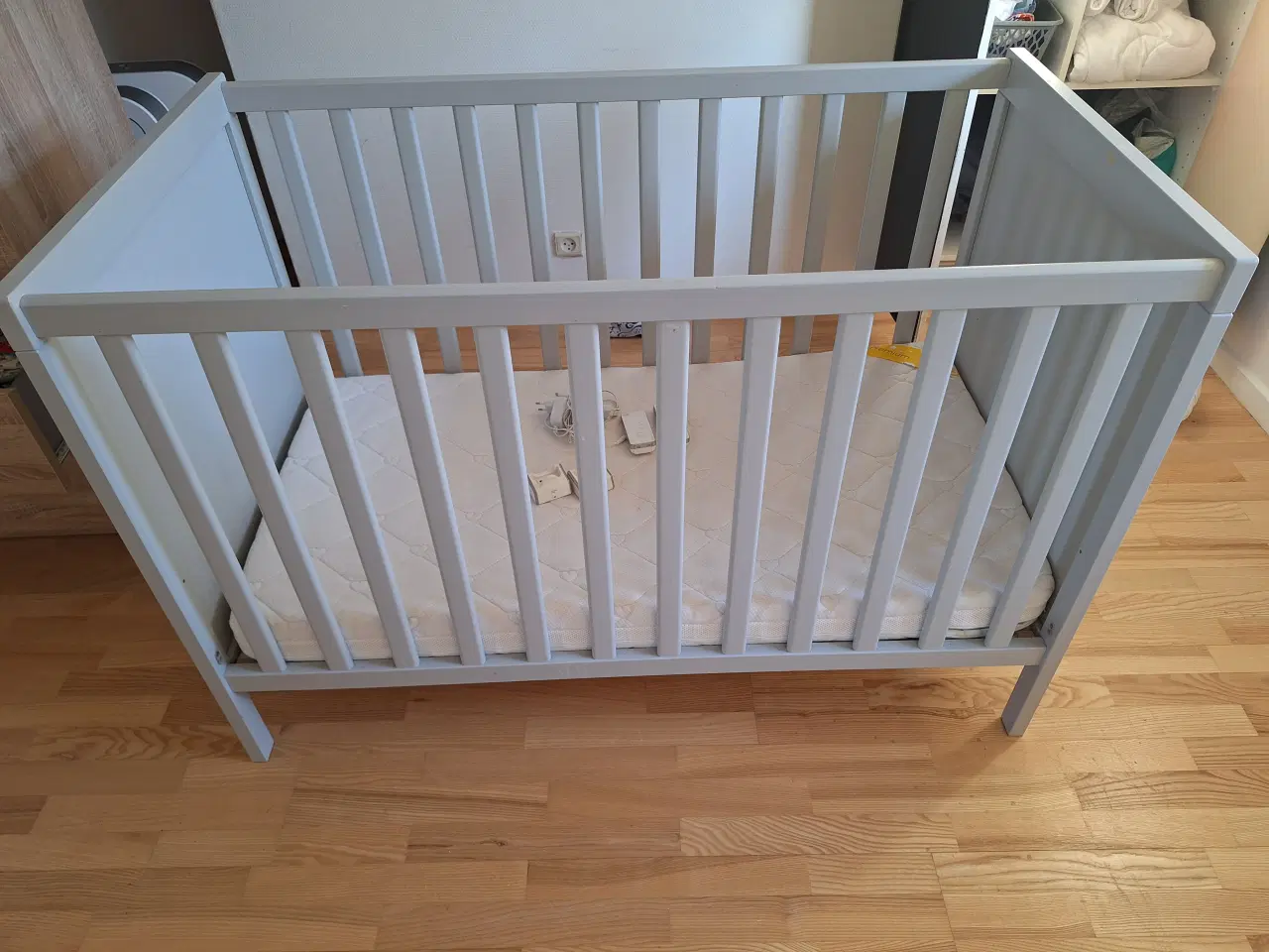 Billede 1 - tremmeseng fra ikea med luksus madras fra babyone