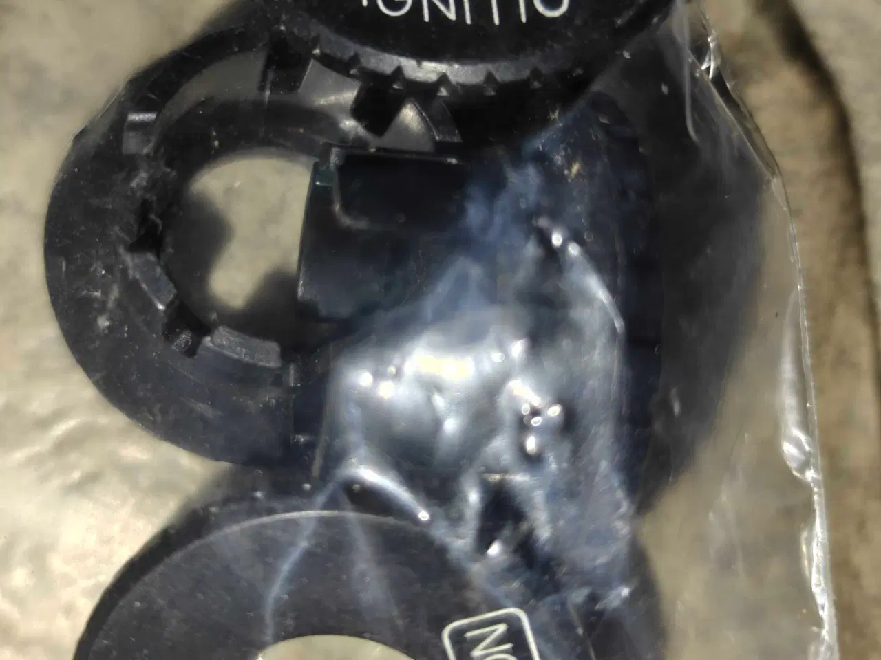 Billede 1 - PGO Hot 50/Big Max. Nyt Dæksel Ved Tændingslåsen