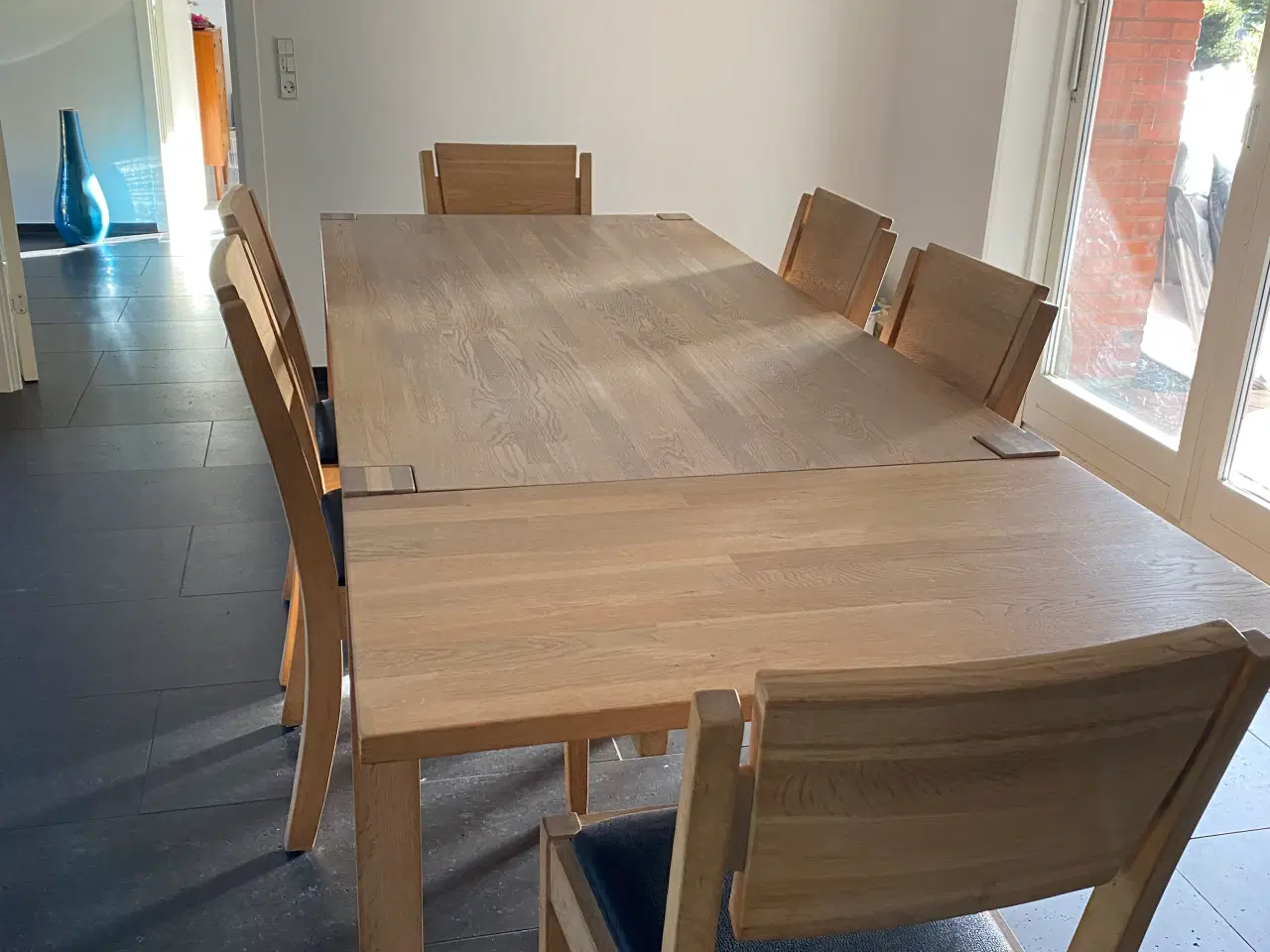 Billede 2 - Massivt egetræsbord med to tillægsplader og 6 stol