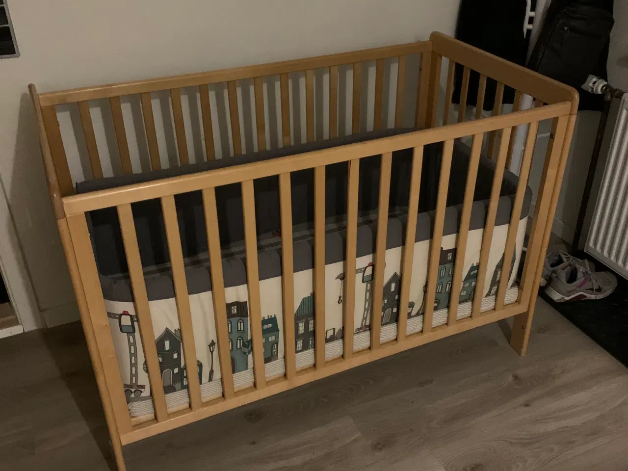 Billede 1 - Tremmeseng i lakeret bøg