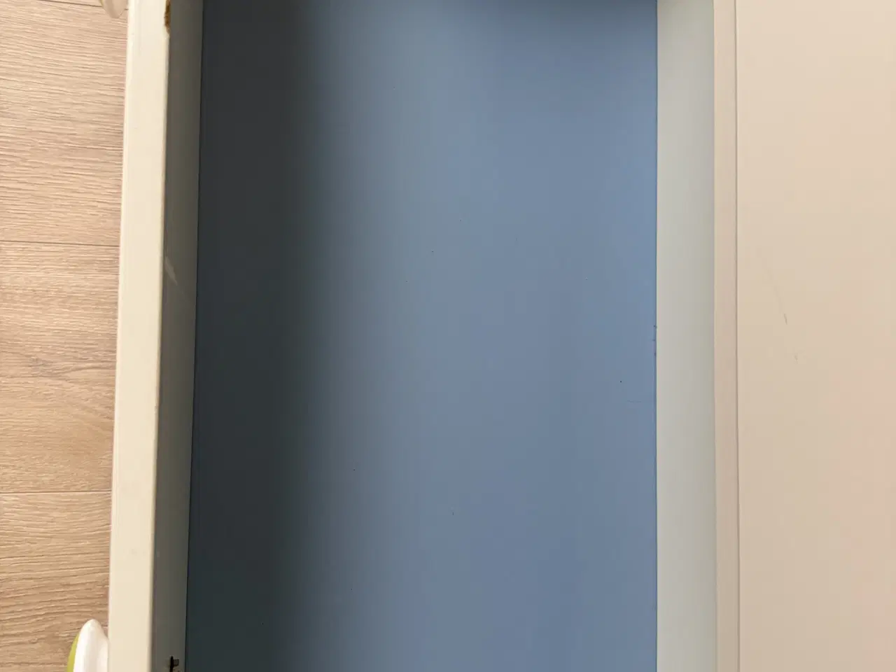 Billede 6 - Hvid Kommode blå bund i skuffer