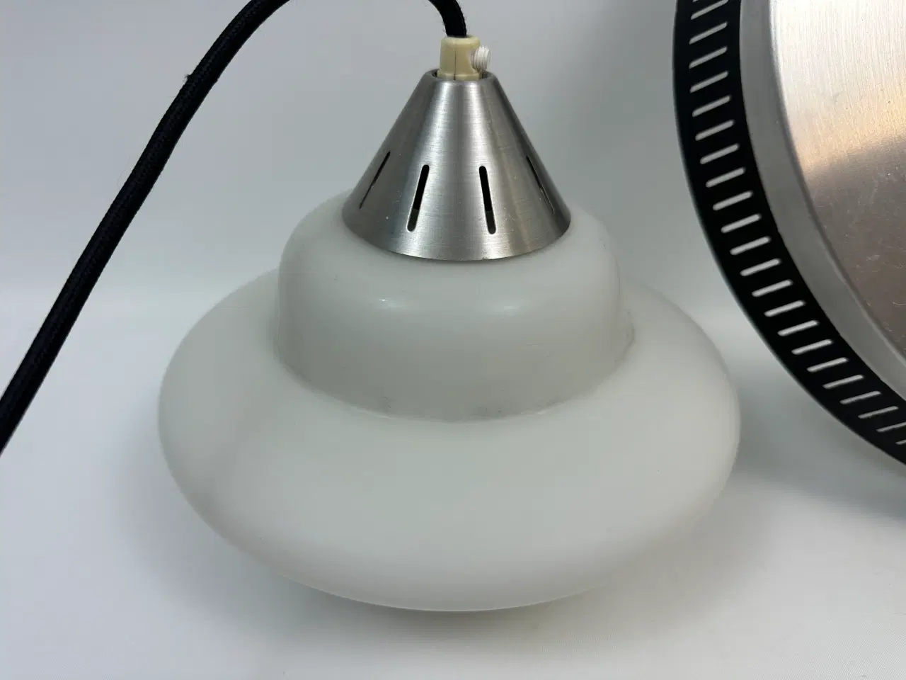 Billede 9 - Retro pendel i chrome / sort og opalglas