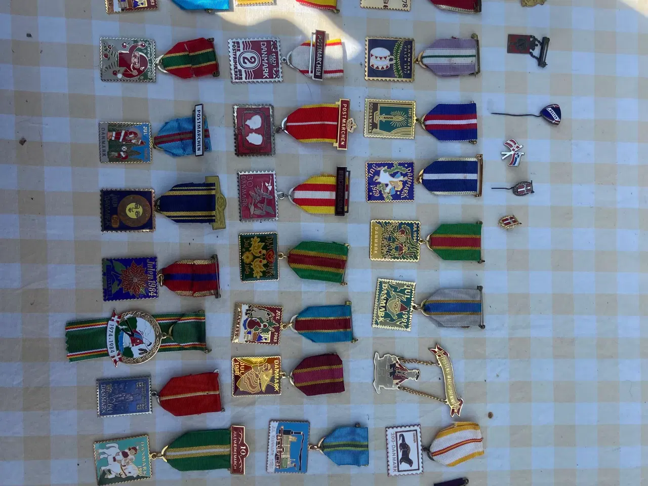 Billede 3 - Medaljer fra postenmarch, julemærker og pins