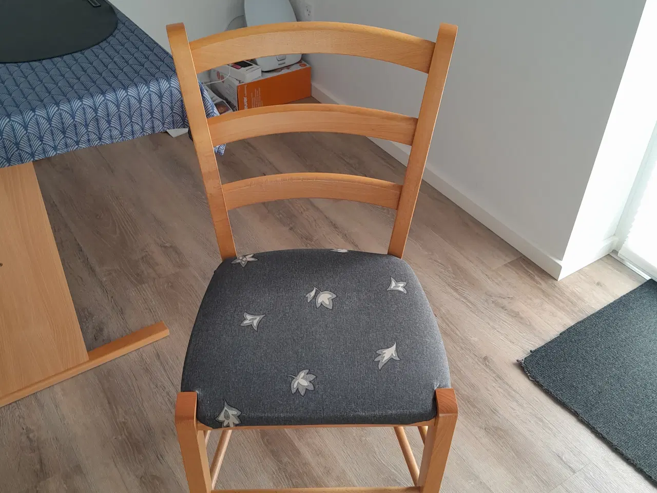 Billede 2 - Bord 120 cm. + 4 stole bøge laminat. VELHOLDT☝️