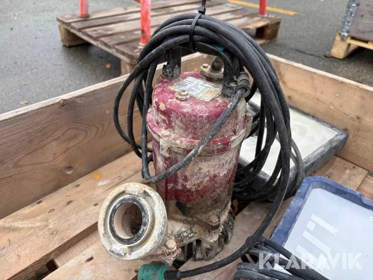 Billede 10 - Rørskærer, dykpumpe og lamper