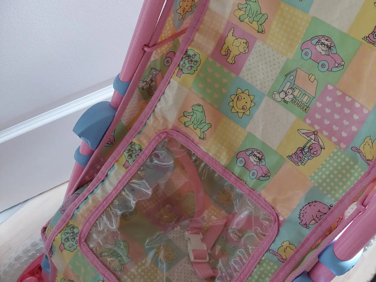 Billede 2 - Fin Dukke Klapvogn Lyserød m Mønster på 