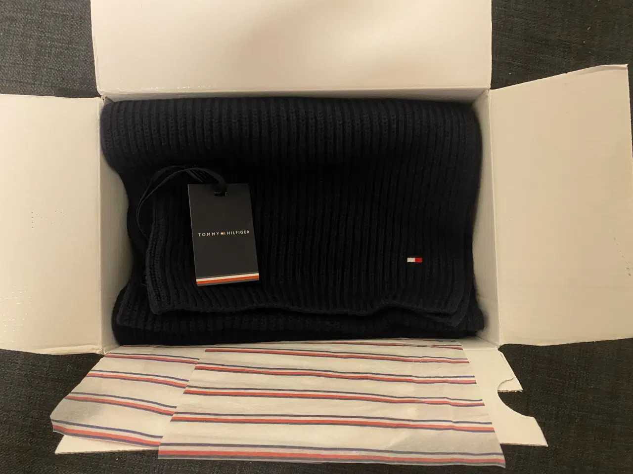Billede 2 - Tommy Hilfiger halstørklæde