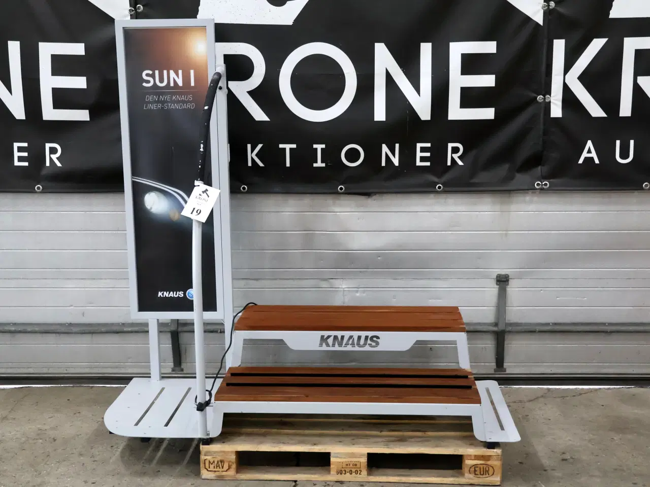 Billede 1 - Knaus udstillingstrappe m/led-lysskilt. 